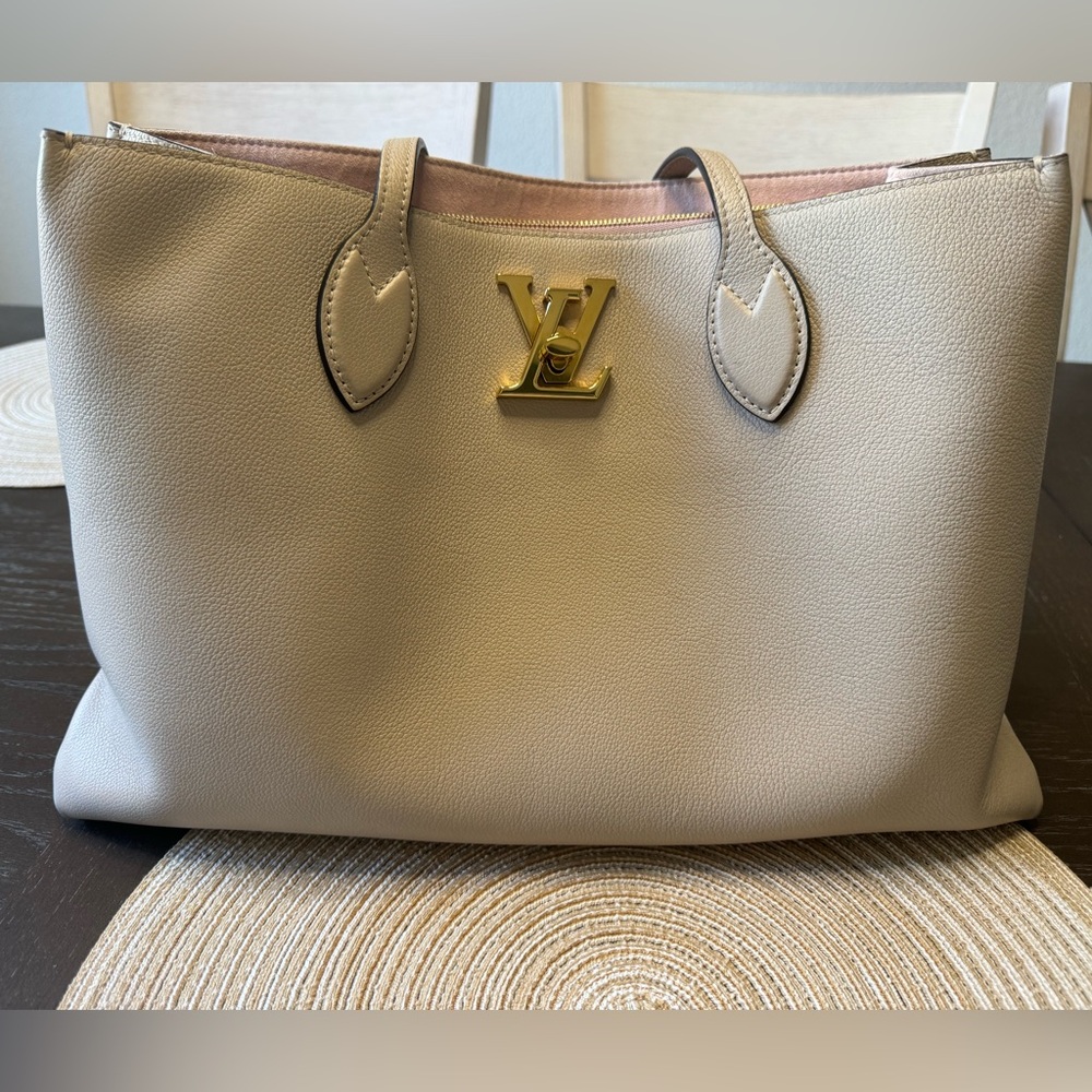 Louis Vuitton - Picture 1 of 8